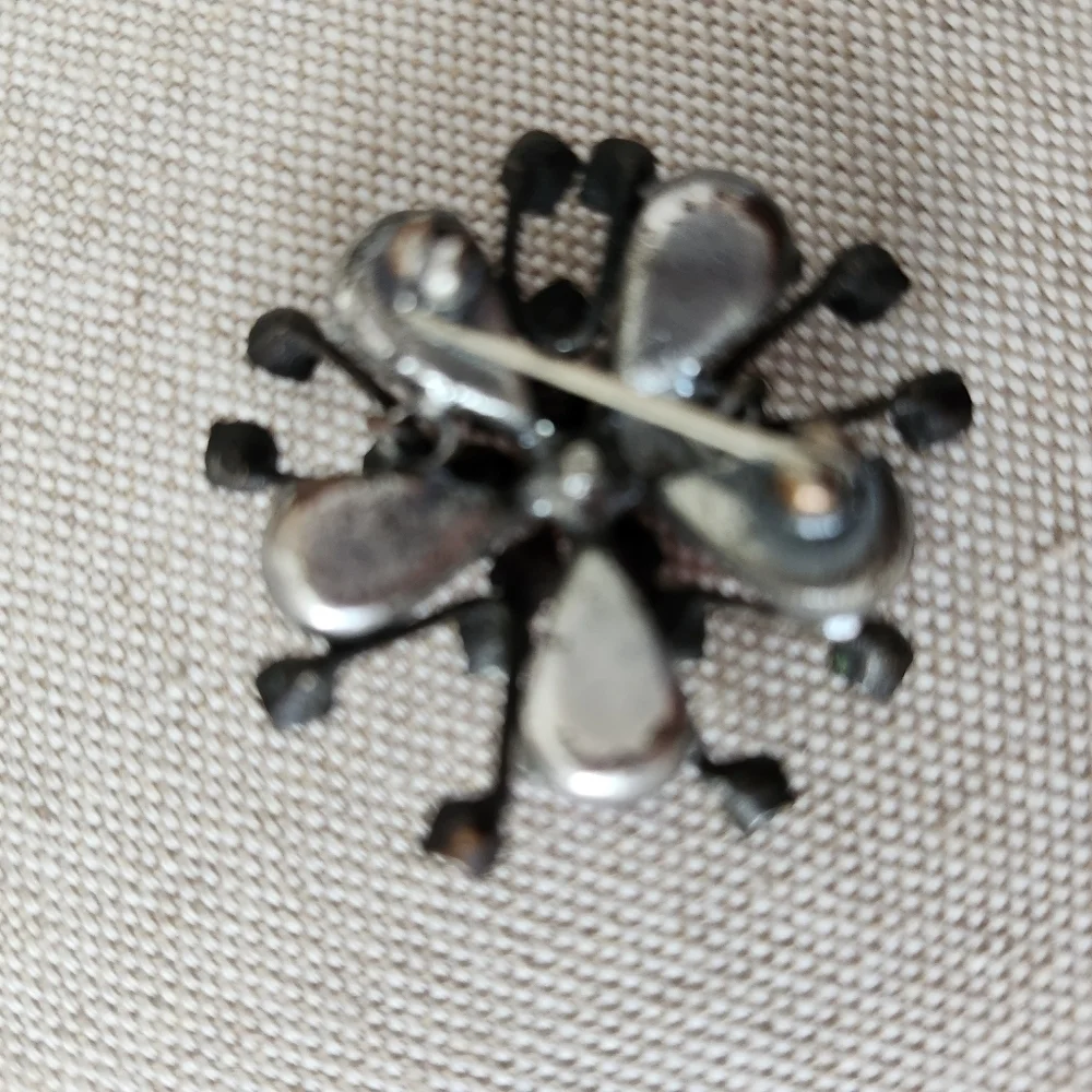 Gorgeous vintage crystal brooch